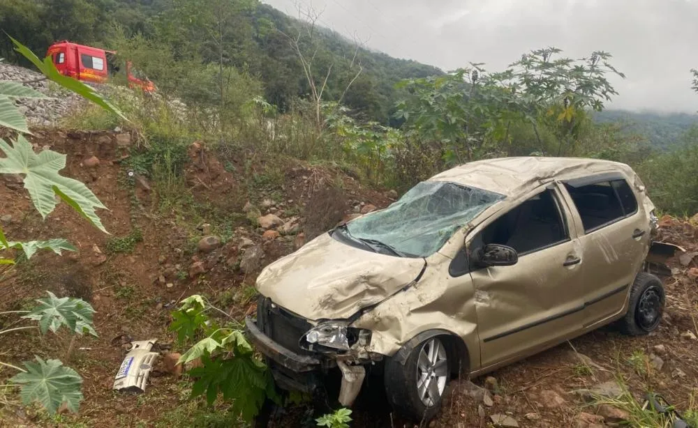 Apesar da gravidade do acidente, motorista não sofreu ferimentos graves - Foto: Corpo de Bombeiros de Bento Gonçalves