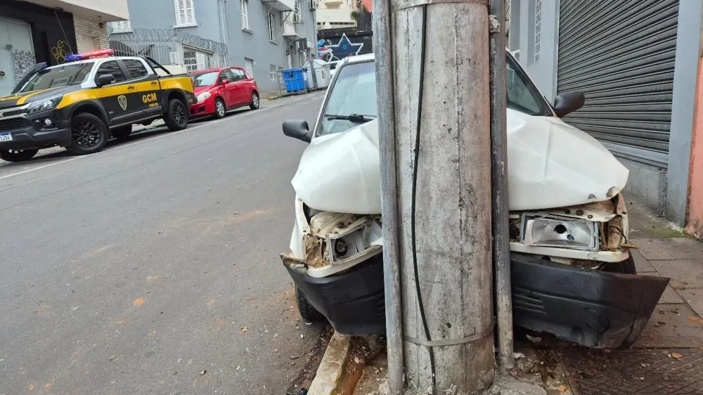 apesar da violência do choque, motorista sofreu ferimentos leves - Foto: Rádio Difusora