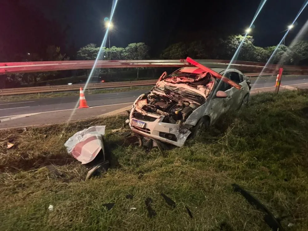 Automóvel ficou destruído e motorista não foi localizado - Foto: Vinícius Mallmann/Rádio Independente