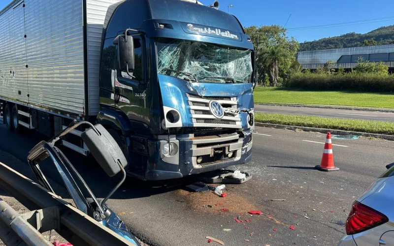 Colisão entre caminhões e carro deixa motorista preso às ferragens na RS-239