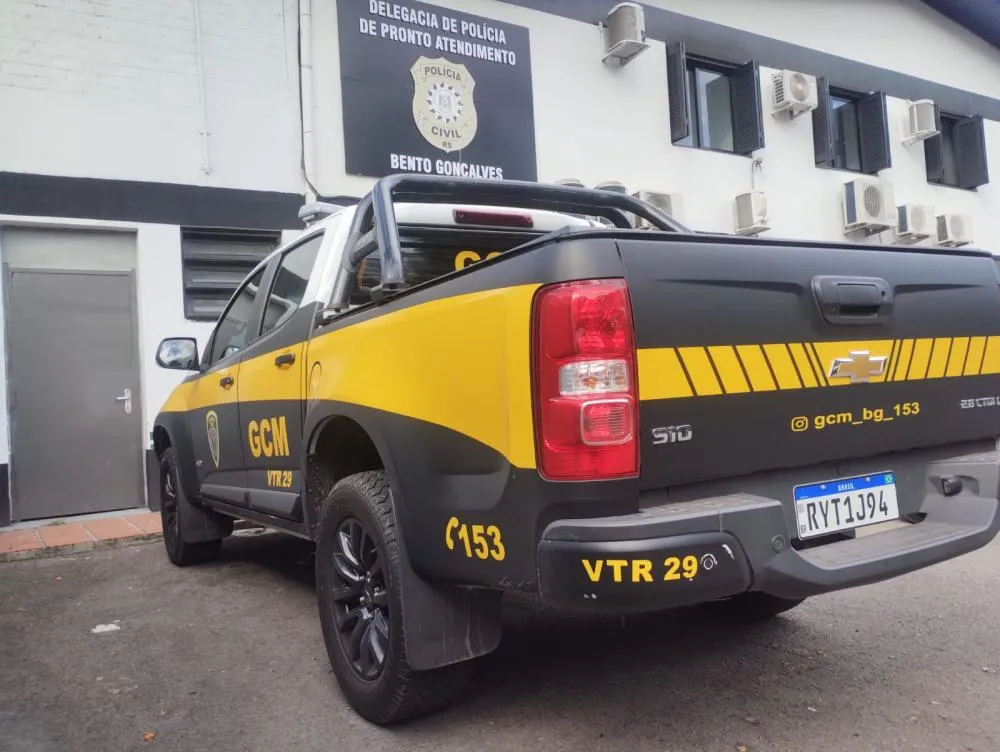 A guarnição foi acionada por funcionários da loja, que flagraram a suspeita saindo do local com produtos sem realizar o devido pagamento. (Foto: Semseg)