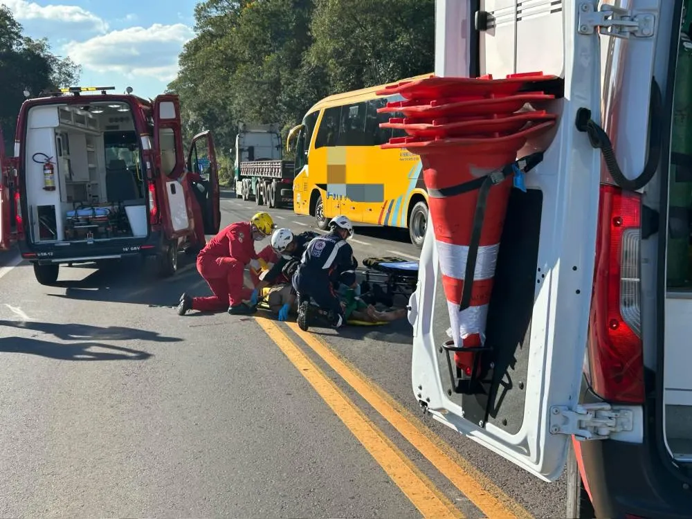 Homem atropelado foi levado para atendimento no hospital - Foto: Adilson Locatelli/Rádio A Voz FM