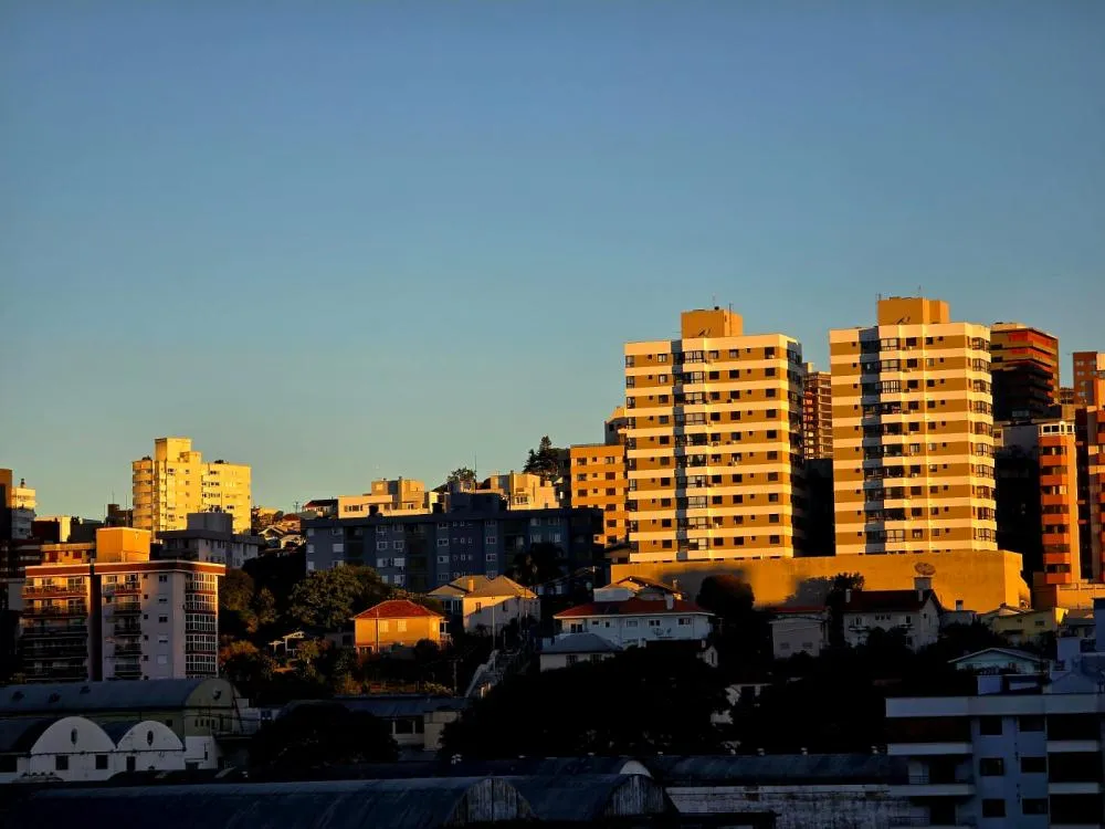 Quinta-feira tem sol e temperatura em elevação em Bento Gonçalves, mas feriado reserva virada no tempo