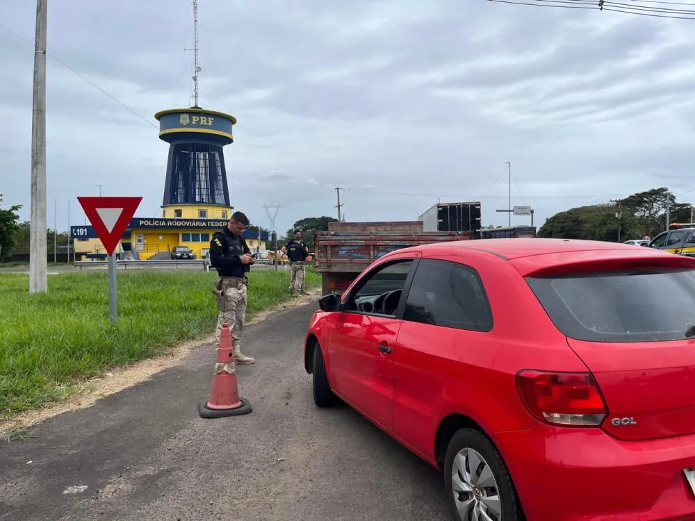 A mobilização, que se estende até o domingo, dia 3 de maio, visa garantir a segurança viária durante o feriado prolongado. (Foto: Divulgação/PRF)
