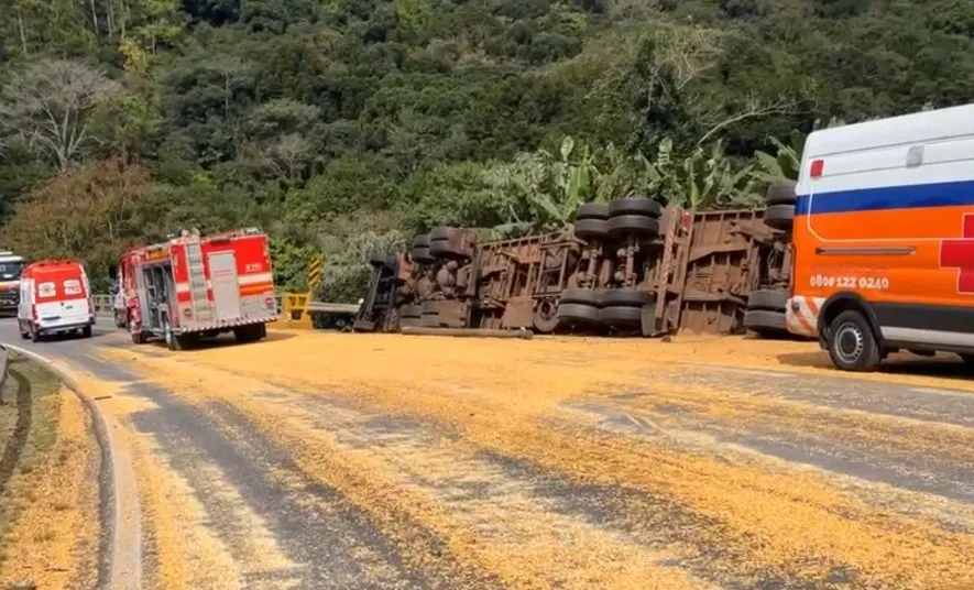 Carreta desgovernada atingiu uma motocicleta e tombou na ERS-446 - Fotos: Reprodução vídeo Rádio A Voz FM