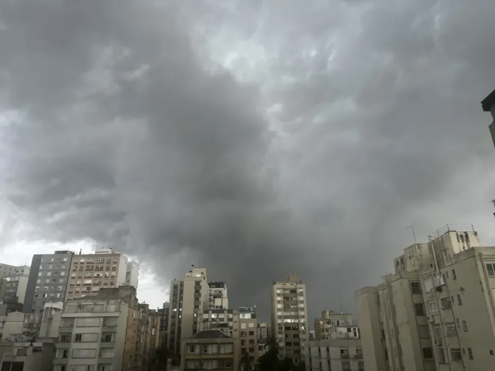 Temporal com granizo e ventos fortes atinge Porto Alegre e Vale do Sinos nesta sexta