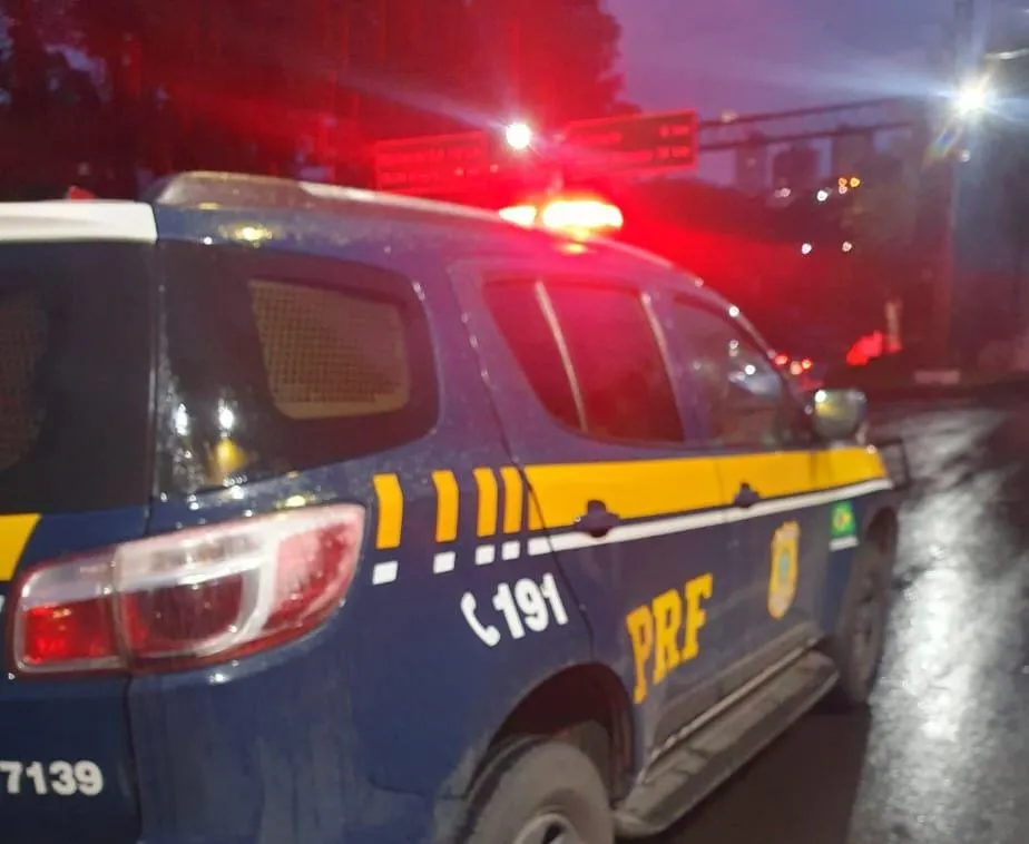 A colisão, ocorrida por volta das 21h, envolveu uma motocicleta e um automóvel VW Jetta nas proximidades da empresa Oleoplan. (Foto: Reprodução)