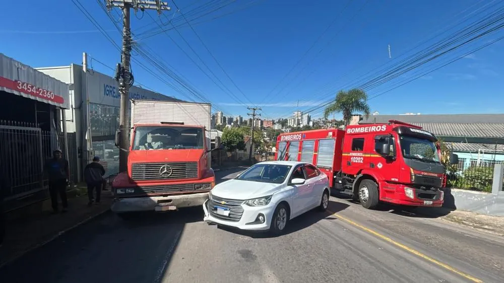 De acordo com o relato da condutora, uma mulher de 39 anos, perdeu o controle do veículo após sofrer uma síncope (desmaio súbito). (Foto: Bombeiros/BG)