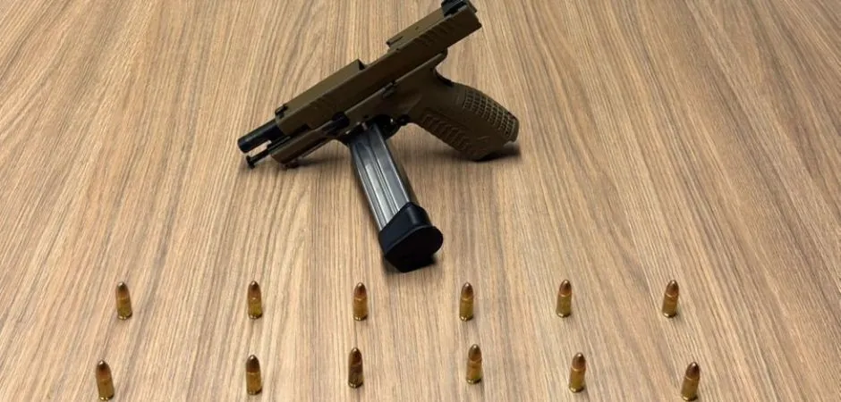 Durante a revista, foi constatado que a arma estava municiada com 18 cartuchos intactos. (Foto: BM)