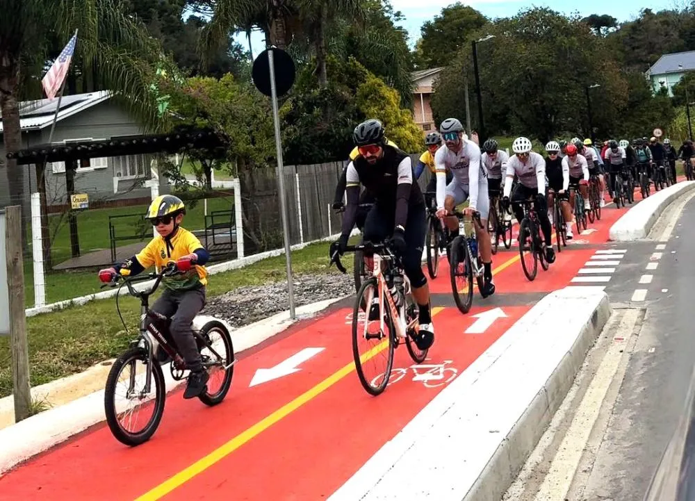 Dezenas de pessoas fizeram o pedal inaugural na ciclovia do Vale dos Vinhedos - Foto: Prefeitura de BentoGonçalves