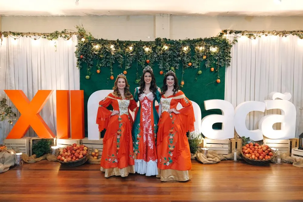 A corte da XI Femaçã, a princesa Angélica Verruck, a imperatriz Taís Munaretti e a princesa Gisele Rebelatto da Fonseca, também prestigiou o lançamento. (Foto: Abraão Frainer, divulgação)