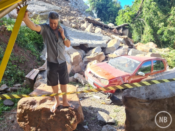 Desmoronamento atinge carros em Bento Gonçalves