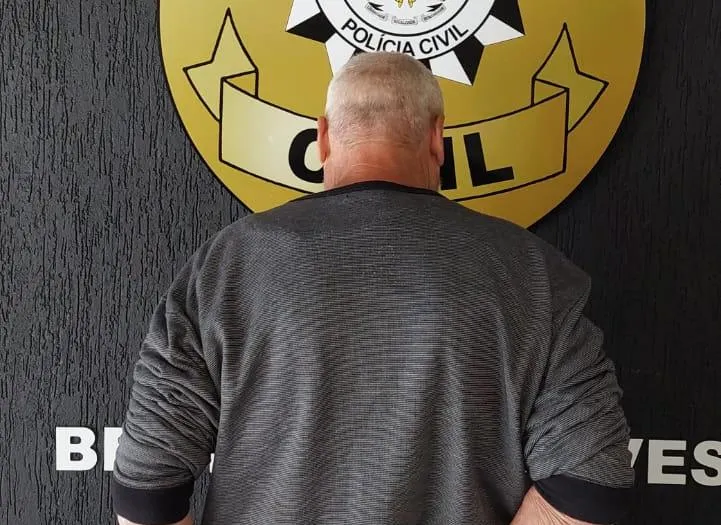 O crime, que envolveu o uso de uma machadinha, ocorreu no Centro e resultou em um ferimento grave na lateral do rosto da vítima. (Foto: DEAM/Divulgação)