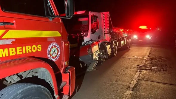 O acidente envolveu uma caminhonete Fiat Strada e um caminhão Volvo VM 330. (Foto: SCAB/Casca)