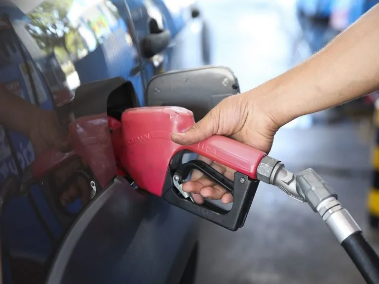  O texto estabelece um subsídio de até R$ 0,8925 por litro da gasolina e de até R$ 0,3515 por litro do diesel. (Foto: Reprodução)