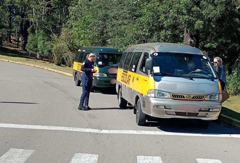 Além da verificação de rotina em itens como pneus, cintos de segurança e sinalização, a equipe atendeu a uma denúncia específica realizada pela comunidade. (Foto: Semseg)