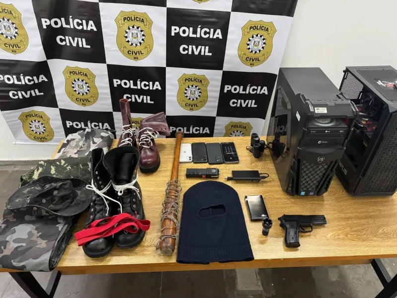 Foram apreendidos um taco de beisebol, aparelho de choque de segurança pessoal, desenhos neonazistas e máscaras. (Foto: PC)