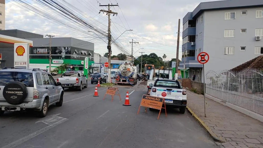 O problema foi causado pelo rompimento de uma tubulação na Avenida São Roque. (Foto: Divulgação/Surne)