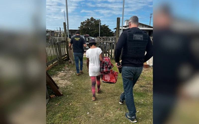 Mulher de 58 anos foi presa por suspeita de abusar de gêmeos no litoral norte. (Foto: Polícia Civil)