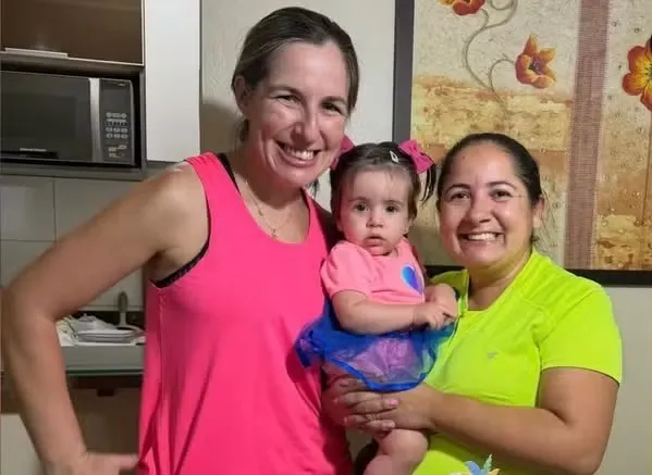 Débora e Neila estavam felizes com a filha Cecília e o sucesso nos negócios - Foto: Reprodução