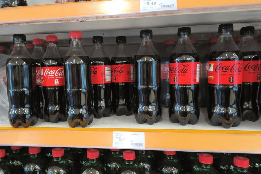“Febre” do álbum da Copa gera onda de vandalismo e furto de rótulos de Coca-Cola em supermercados