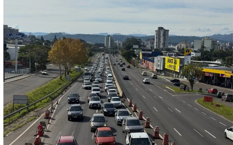 Obras simultâneas provocam nós no trânsito e lentidão na BR-116