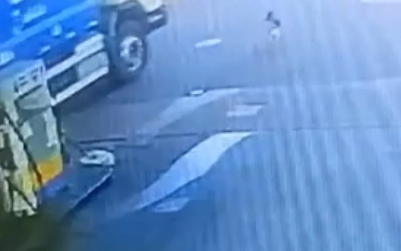 Fato foi flagrado pelas câmeras do posto de combustível. (Foto: Reprodução)