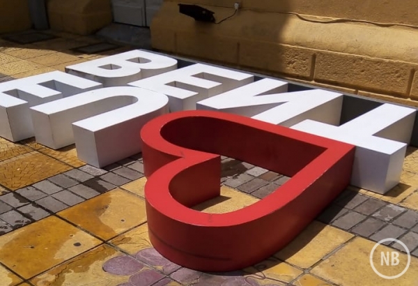 Letreiro turístico cai sobre pessoas em Bento Gonçalves