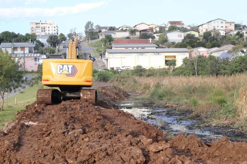 Os trabalhos de terraplenagem e adequação hidráulica estão em ritmo acelerado. (Foto: Samuel Arioli)
