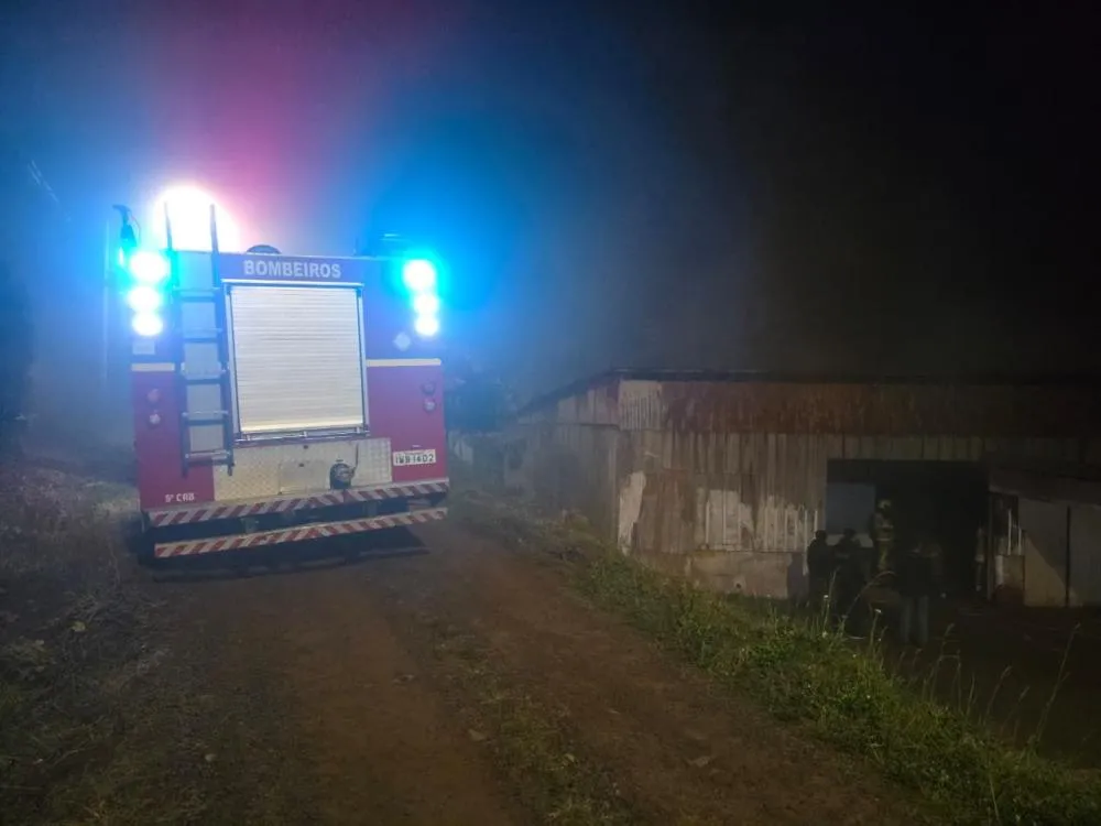 O sinistro foi registrado por volta das 05h08min, na Rua Joaquim Tiniollo, localizada no bairro Caminhos da Eulália. (Foto: 3ª CiaBM | Bento Gonçalves)