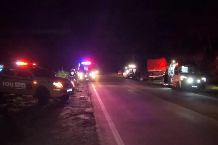 O acidente de trânsito foi registrado pelas forças de segurança por volta das 04h30min. (Foto: Bombeiros Voluntários)