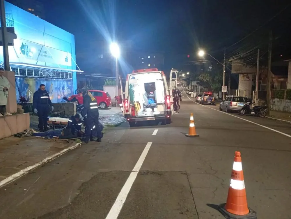 A colisão foi registrada por volta das 20h15min, no cruzamento das ruas Garibaldi e General Vitorino. (Foto: Rádio Difusora 97,3 FM)
