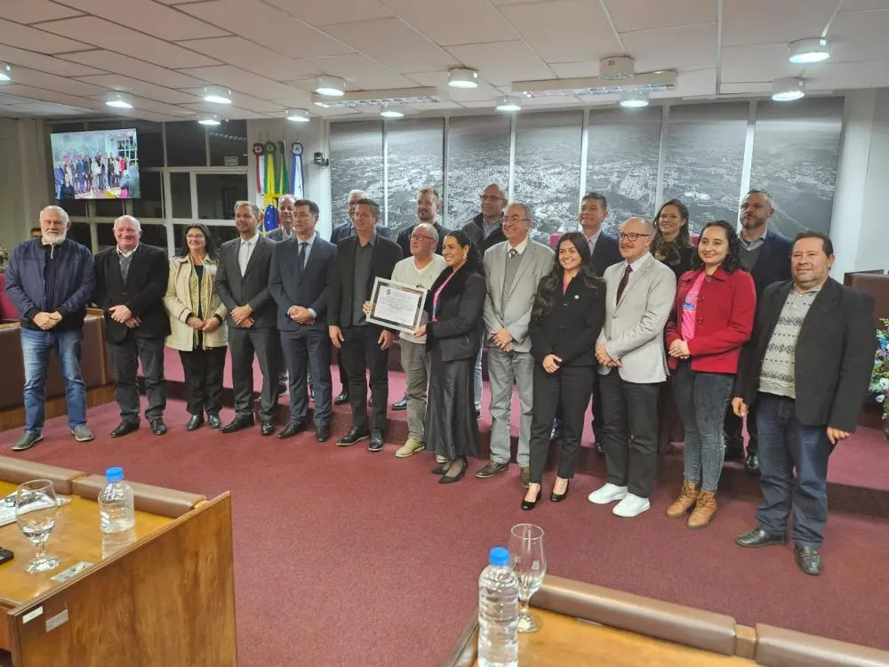 O evento, viabilizado pelo Projeto de Resolução nº 06/2026, de autoria do vereador Volmar Giordani (Republicanos), não apenas celebrou o impacto social da instituição, mas também foi marcado pela entrega oficial de um veículo utilitário. (Foto: Jonathan Z
