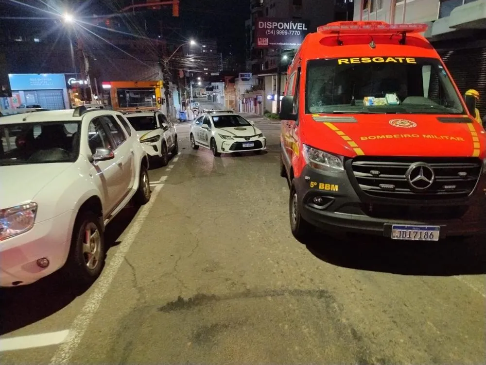 O acidente, que consistiu em uma colisão lateral violenta entre dois veículos de passeio, aconteceu em uma das vias principais da área central do município. (Fotos: bombeiros de Bento Gonçalves)