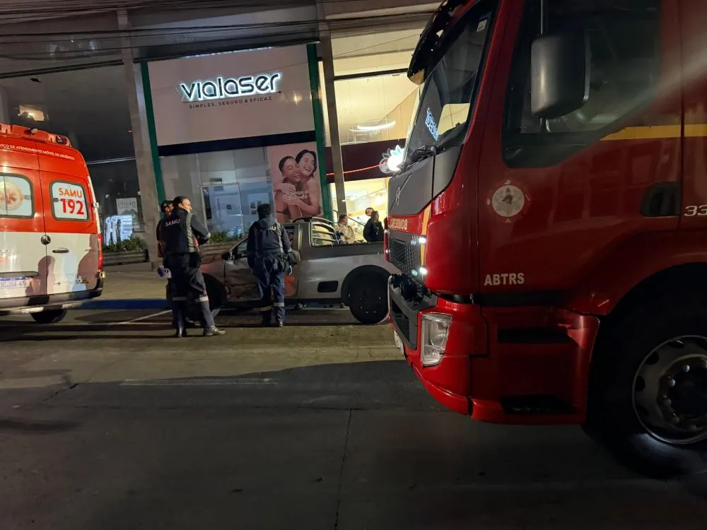 O acidente, que consistiu em uma colisão lateral violenta entre dois veículos de passeio, aconteceu em uma das vias principais da área central do município - Foto: NB Notícias