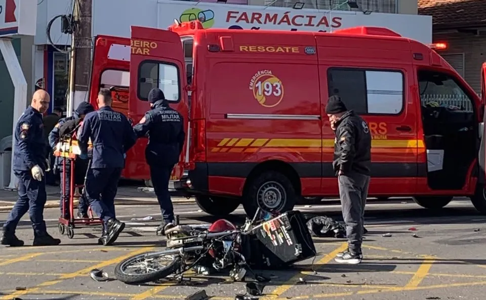 Motociclista foi encaminhado com ferimentos para o hospital - Fotos: NB Notícias/Especial 