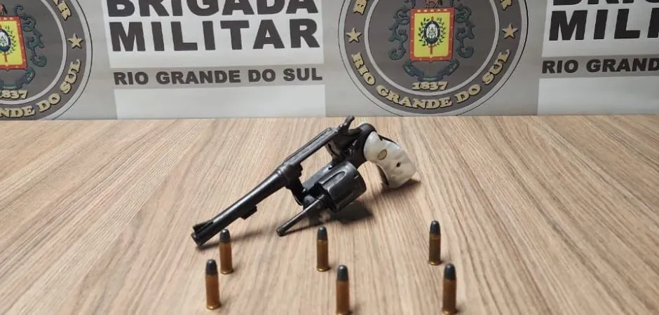 A guarnição realizava o patrulhamento ostensivo de rotina quando avistou a dupla caminhando sobre os trilhos do trem. (Foto: BM)