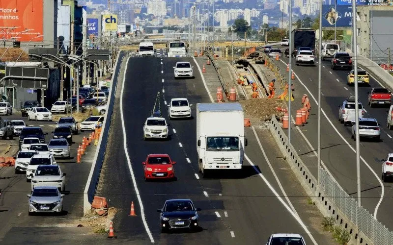 Obras em viaduto bloqueiam trecho da BR-116, neste sábado