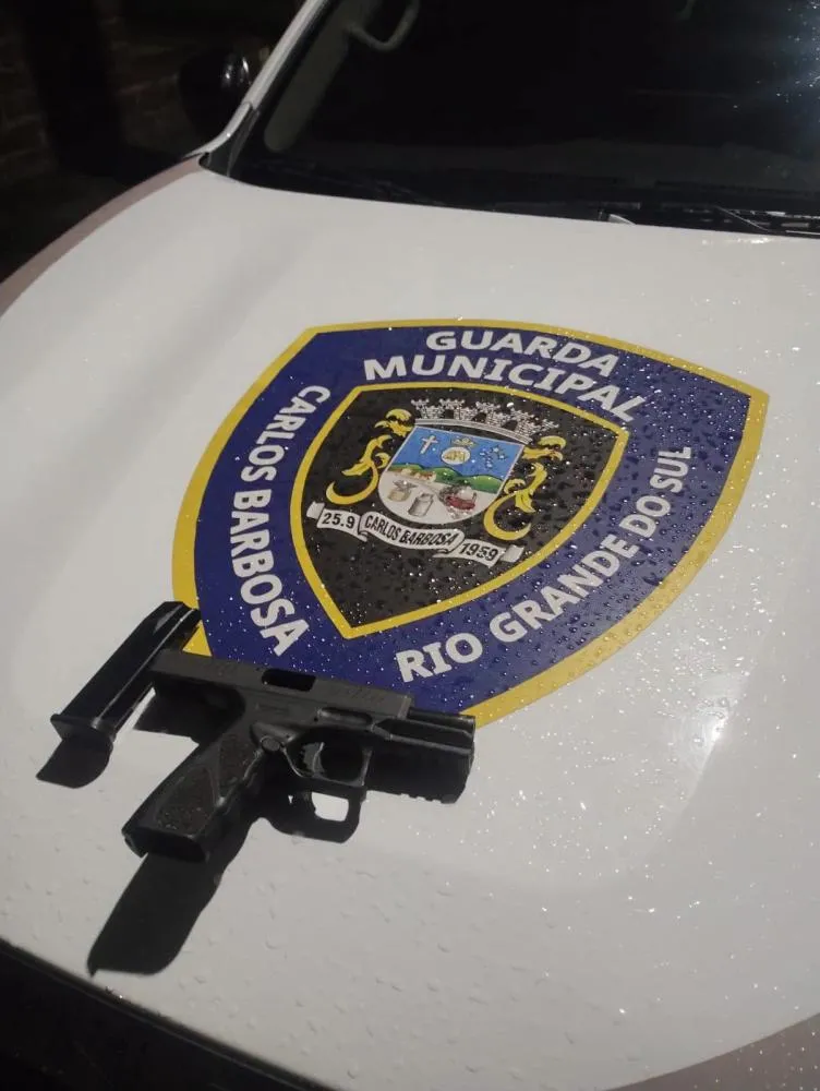 Durante a busca pessoal obrigatória, os guardas municipais encontraram escondida na cintura do indivíduo uma pistola Taurus TS9 calibre 9mm municiada. (Foto: Divulgação)