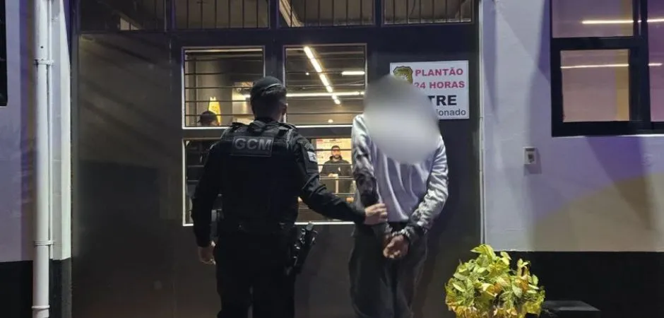 (O homem foi abordado, detido e conduzido pelas equipes até a Delegacia de Polícia de Pronto Atendimento (DPPA) de Bento Gonçalves. (Foto: Semseg)