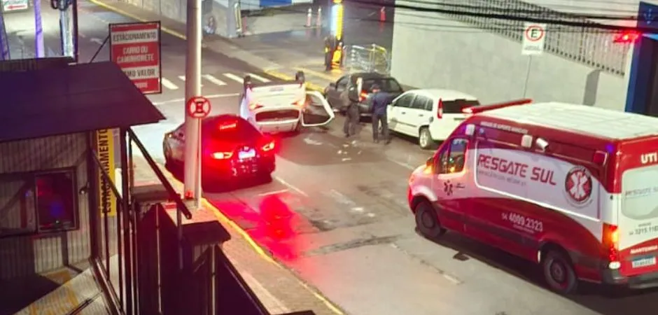 O capotamento aconteceu nas proximidades do Hospital Tacchini. Com o impacto, o automóvel ficou com as rodas para cima no meio da pista. (Foto: Reprodução/Redes Sociais)