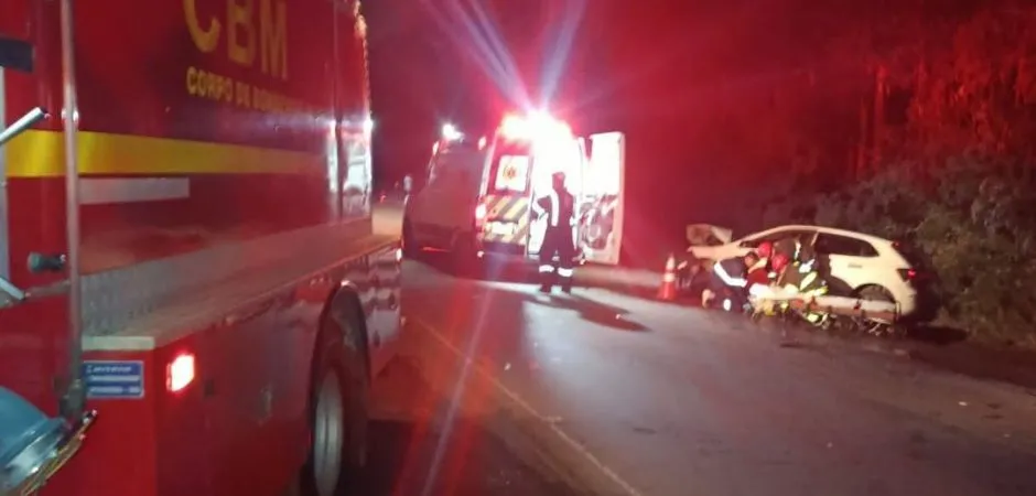 Os socorristas iniciaram imediatamente os procedimentos de desencarceramento para retirar os outros dois ocupantes feridos do interior das estruturas retorcidas. (Foto: SCAB)