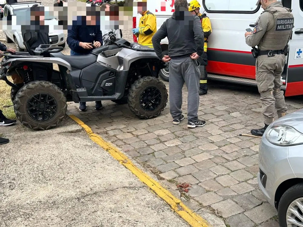 Antes de tombar na lateral da pista, o quadriciclo atingiu um Fiat Uno que estava estacionado no trecho. (Foto: Rádio A Voz FM 87,7)