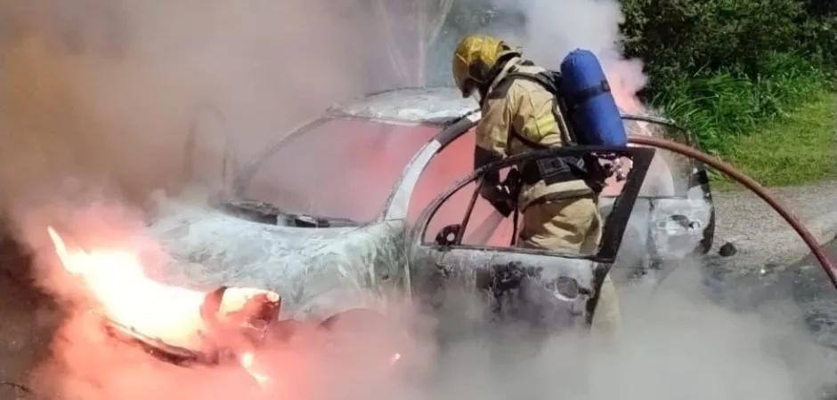Ao chegarem ao trecho indicado, os bombeiros constataram que o automóvel já estava totalmente tomado pelo fogo. (Foto: 3ª CiaBM/Bento Gonçalves)