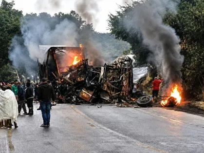 Colisão entre ônibus e carreta deixa oito mortos em MG