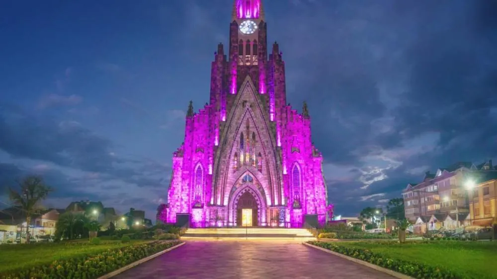 Eleita em 2010 como uma das Sete Maravilhas do Brasil em votação popular, a igreja recebe diariamente milhares de turistas. (Foto: Reprodução)