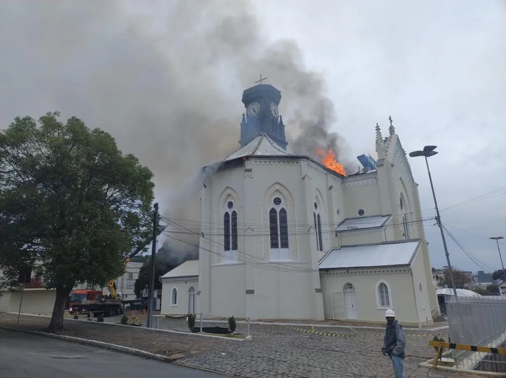 Prefeitura projeta reconstrução após incêndio na Igreja Matriz de Flores da Cunha