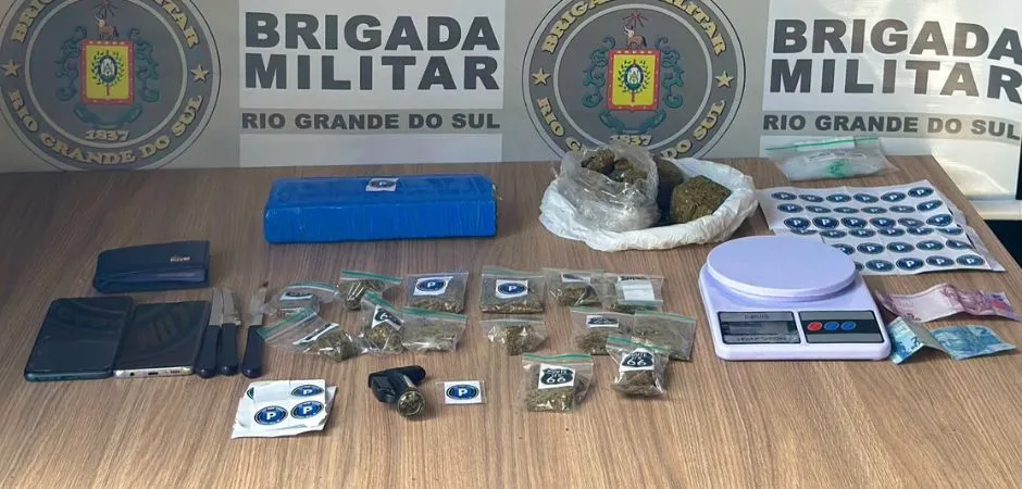 Brigada Militar flagra dupla com drogas e facas em barreira em Bento