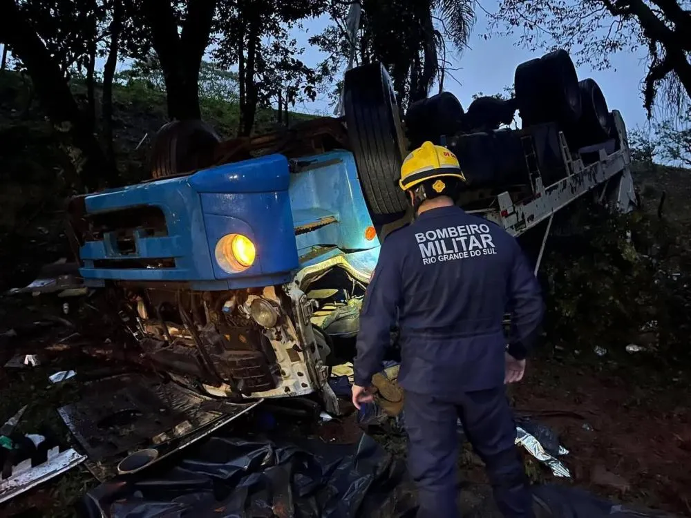 Caminhão de lixo cai em barranco de 10 metros e deixa um morto na ERS-135