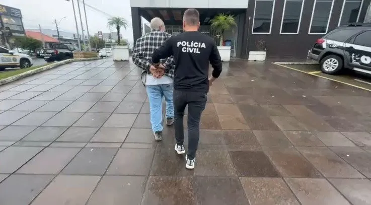 A ordem de prisão foi cumprida por agentes policiais na residência do acusado. (Foto: Reprodução)